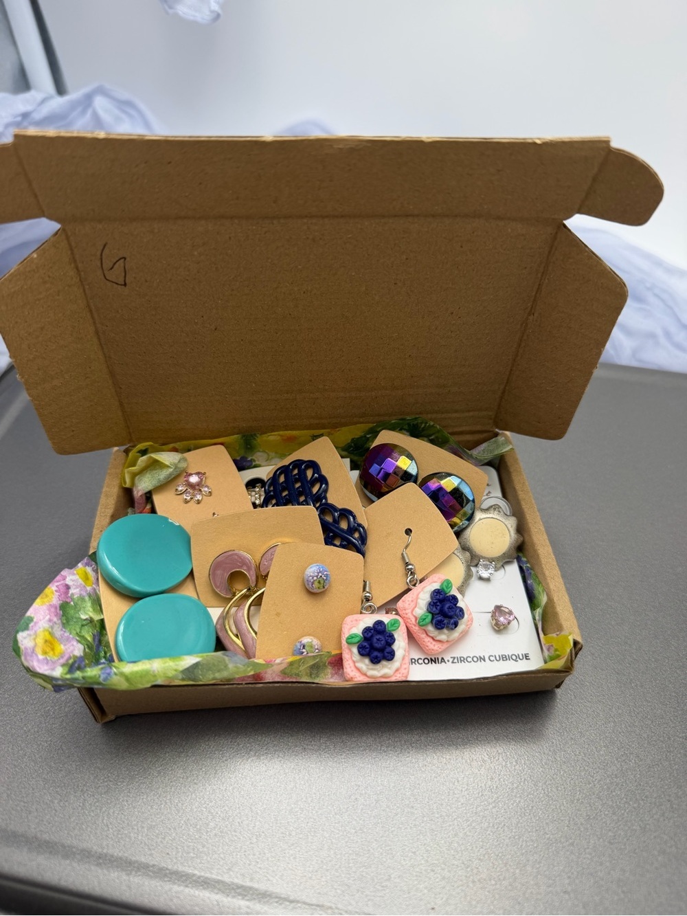 💕2/$20 Assorted Women’s Green and Multicolor Earrings Set G